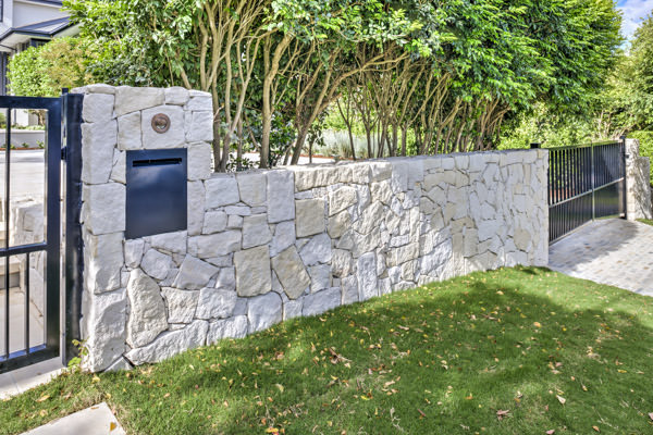 Aussietecture_Warrawee project with foster irregular wall cladding, felliti and silver travertine paver