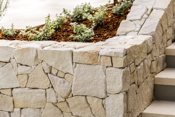 Aussietecture_Warrawee project with foster irregular wall cladding, felliti crazy paving and travertine paver