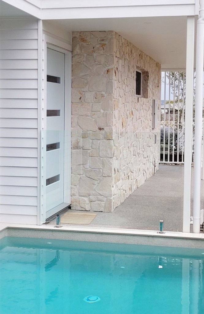 Burnie mix irregular stone wall cladding