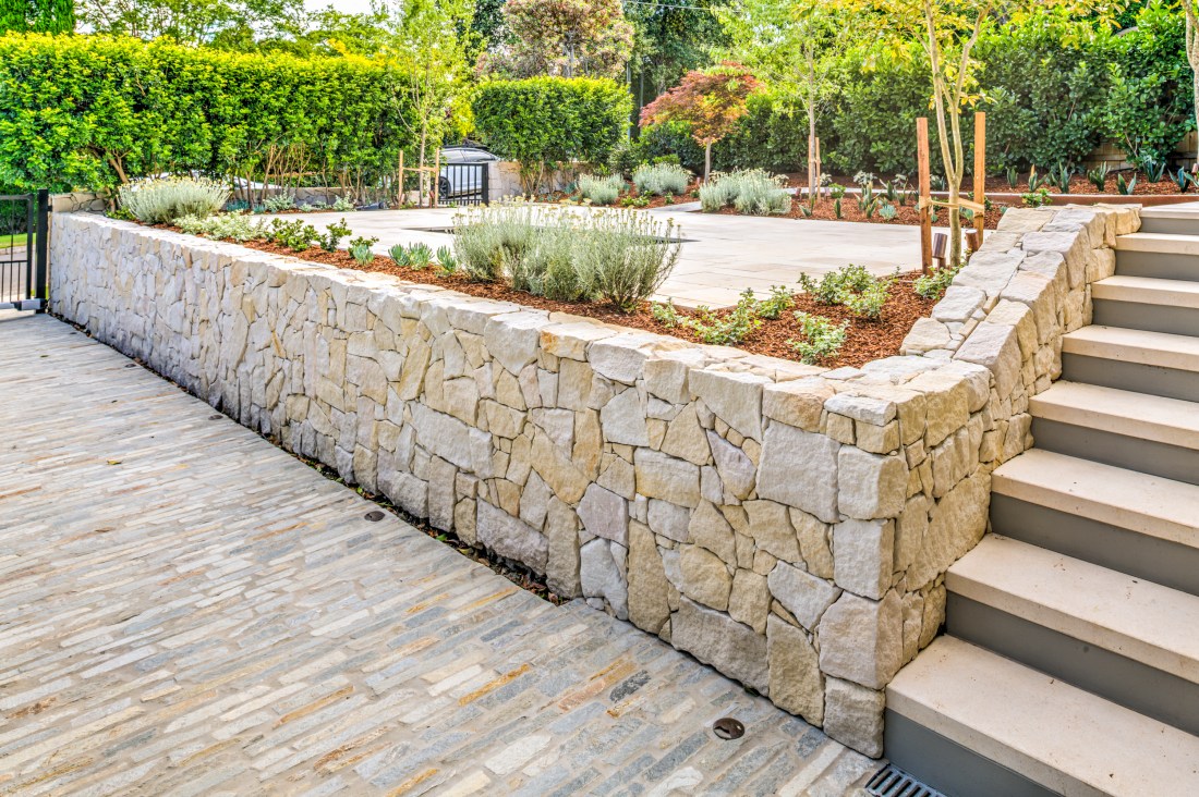 Aussietecture_Warrawee foster irregular walling and paving stone installation