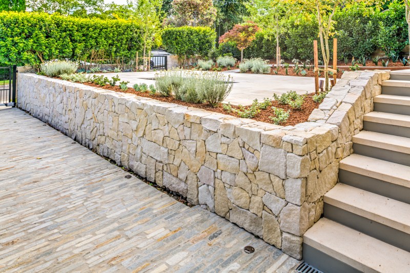 Aussietecture_Warrawee foster irregular walling and paving stone installation