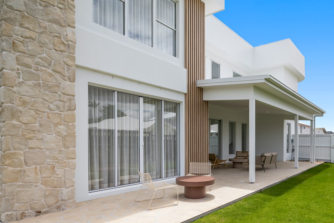 Australian sandstone foster irregular walling. Quarry collection